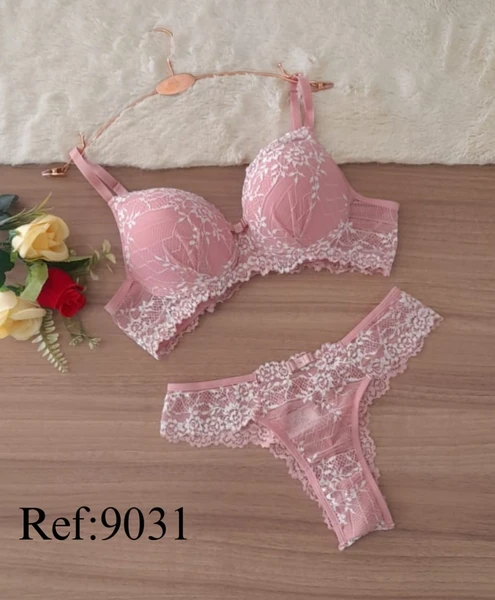 Conjunto com renda bicolor tipo bordada e bojo - Cod. 9031