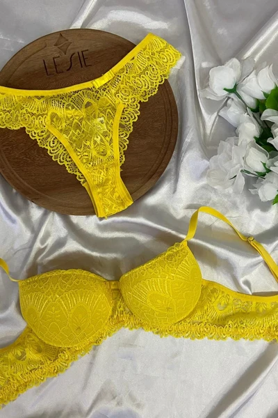 Conjunto de Renda e Microfibra com Bojo e Calcinha Rendada - Cod.782
