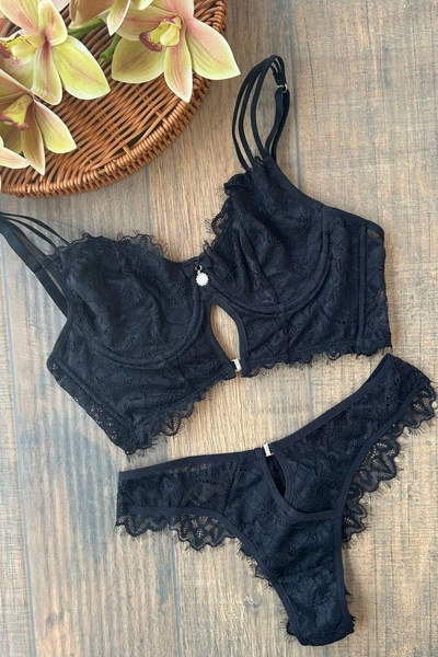 Conjunto sem bojo, com aro, todo rendado, detalhes nas alças, rolote e pingentes - Cod. 2429