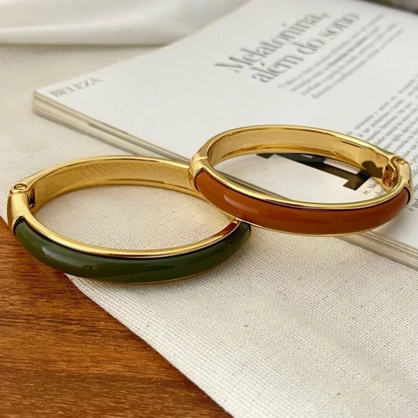 Bracelete Feminino com detalhes em resina Dourado Banhado a Ouro 18k Elegante Presente Feminino
