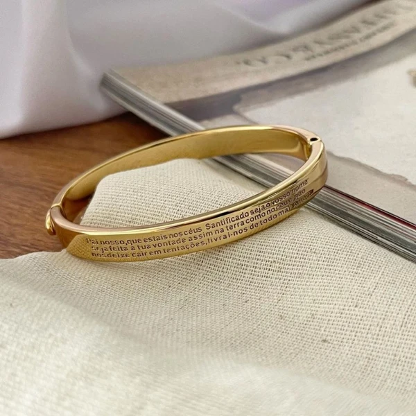 Bracelete Feminino de metal com Pai Nosso gravado Dourado Banhado a Ouro 18k Elegante Presente Feminino