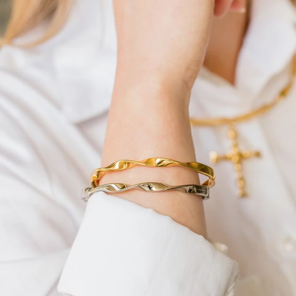 Bracelete Feminino liso torcido Dourado Banhado a Ouro 18k Elegante Presente Feminino