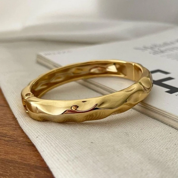 Bracelete Feminino martelado Dourado Banhado a Ouro 18k Elegante Presente Feminino