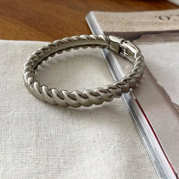 Bracelete Feminino trançado Dourado Banhado a Ouro 18k Elegante Presente Feminino