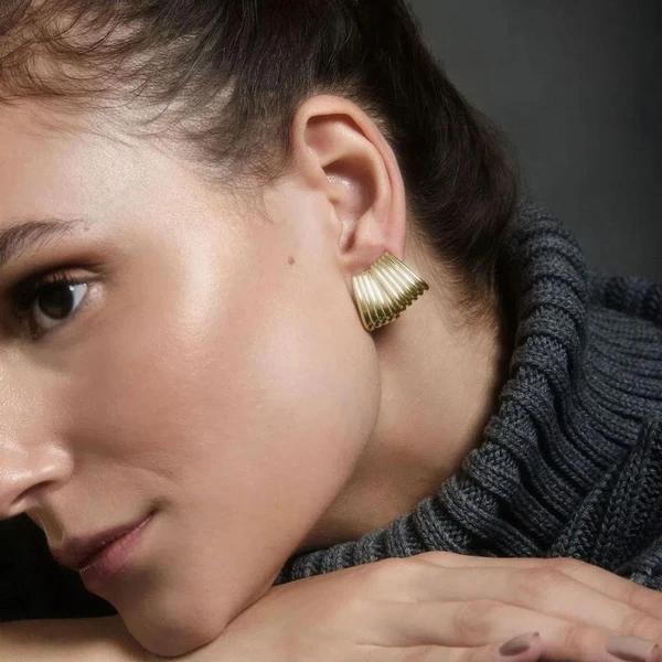 Brinco Frisos Dourado Banhado a Ouro 18k Elegante Presente Feminino