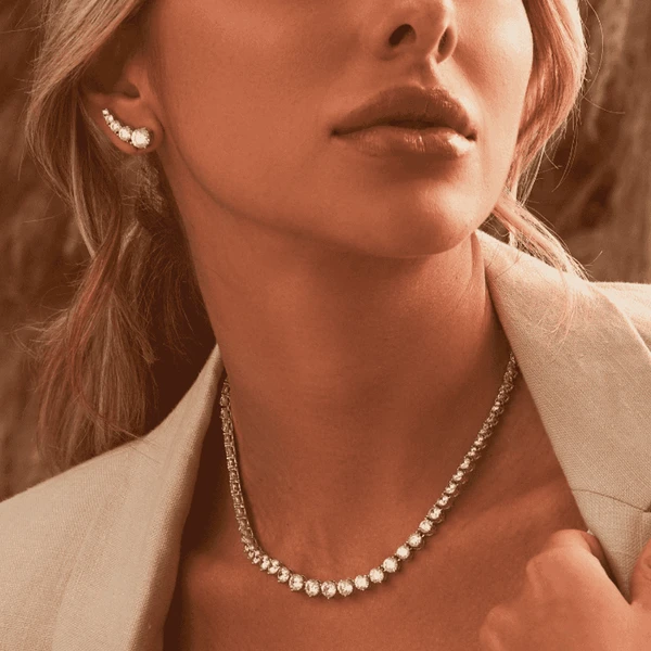 Colar Feminino Riviera com cravação em degradê de zircônias incolores Dourado Banhado a Ouro 18k Elegante Presente Feminino