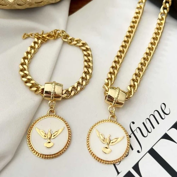 Colar Feminino com pingente pomba da paz com resina Dourado Banhado a Ouro 18k Elegante Presente Feminino