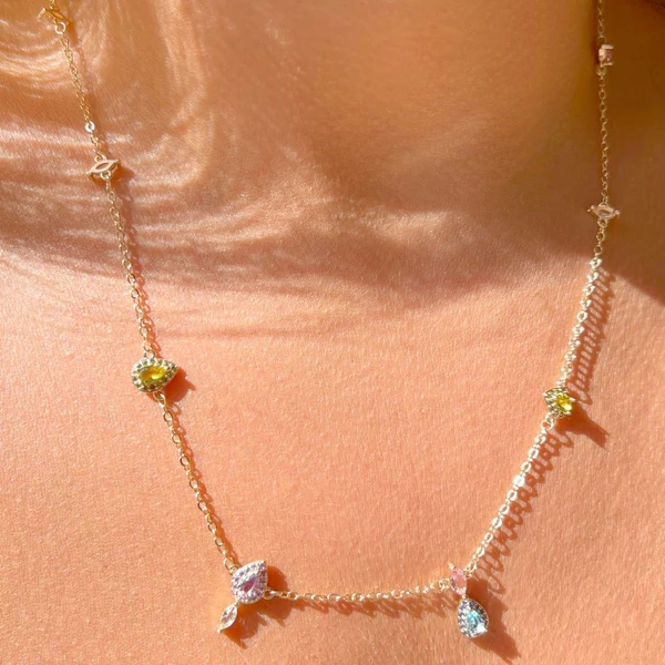 Colar Feminino de com pingentes de cristal Dourado Banhado a Ouro 18k Elegante Presente Feminino