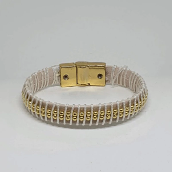 Pulseira Feminina Couro com Detalhes Dourados Banhado a Ouro 18k Elegante feita sob medida