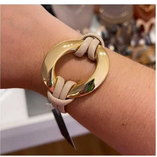 Pulseira Feminina com metal e couro com Detalhes Dourados Banhados a Ouro 18k Elegante Presente Feminino