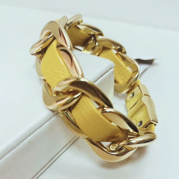 Pulseira Feminina de elos largos com couro com Detalhes Dourados Banhados a Ouro 18k Elegante Presente Feminino