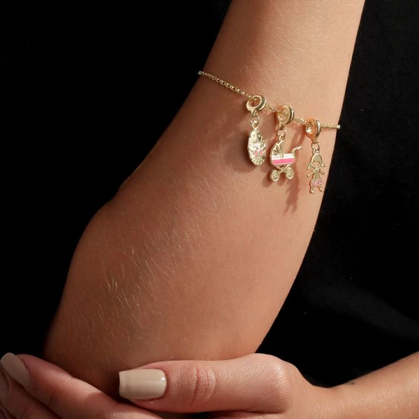 Charm Bebê Menina Revestido em Ouro