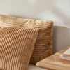 Almofada decorativa canelada marrom Mart 45x60