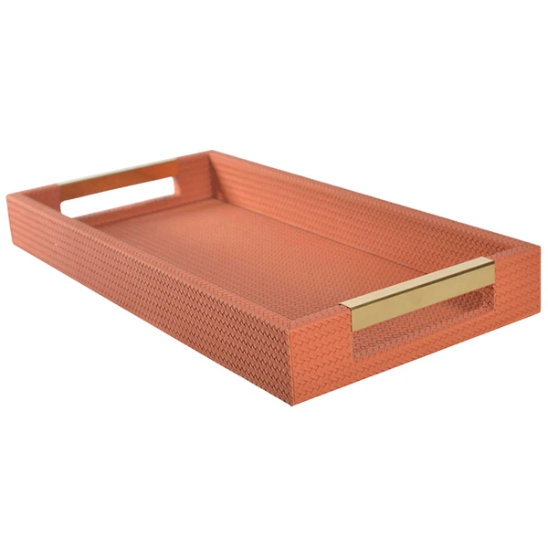 Bandeja retangular de MDF com revestimento em PU trançado terracota e pegador metálico dourado 40x20