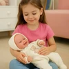 Boneca Bebê com Amor Reborn usando pijama e mantinha