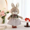 Coelho de pelúcia com roupa premium 35 cm
