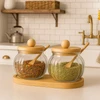 Conjunto 2 porta condimentos com tampa, colher dosadora e bandeja de bambu Doraine 230 ml
