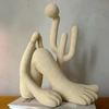 Escultura em poliresina Abaporu Tarsila do Amaral bege Mart 27x32