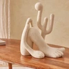 Escultura em poliresina Abaporu Tarsila do Amaral bege Mart 27x32