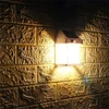 Luminária para área externa com sensor de movimento e carregamento por energia solar