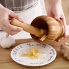 Pilão de bambu com socador para amassar alho