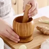 Pilão de bambu com socador para amassar alho