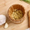 Pilão de bambu com socador para amassar alho