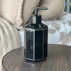 Porta sabonete líquido de porcelana preto com detalhes brancos