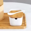 Saleiro de mesa com colher de cerâmica e tampa de bambu Bianco Lyor 280 ml 9x9x8,5