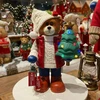 Urso natalino com colete puffer, árvore de Natal e lanterna com vela de LED 50 cm