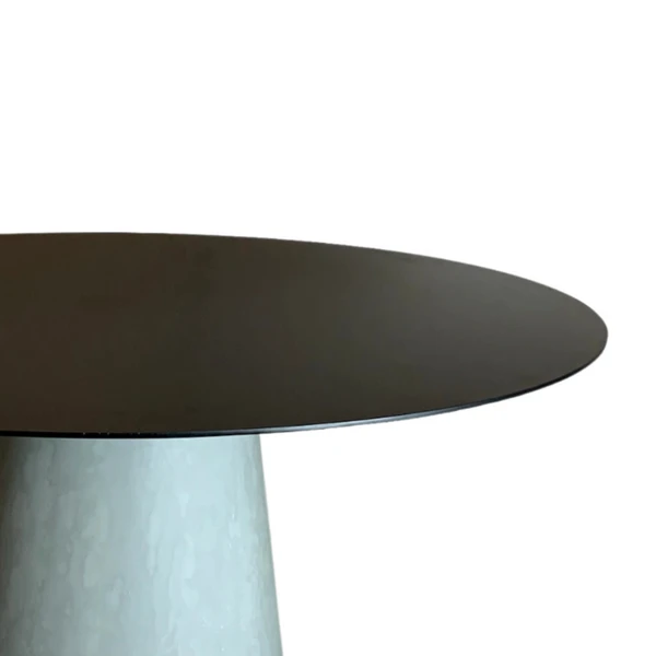 Mesa De Jantar Cone Oval 137x90 Cm Base Cimento Queimado Tampo Laca Preta
