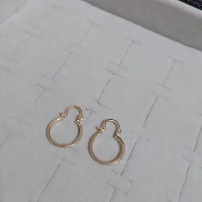 BRINCO ARGOLA CLICK FINA BANHO: OURO 18K/PRATA 999