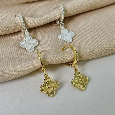 BRINCO ARGOLINHA TREVO TEXTURIZADO BANHO: OURO 18K/PRATA 999