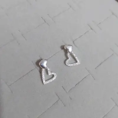 BRINCO CORAÇÃO DUPLO MICROZIRCÔNIAS CRAVEJADAS E LISO BANHO PRATA 999