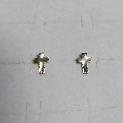 BRINCO CRUZ TEXTURIZADO BANHO OURO 18K