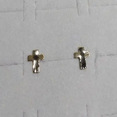 BRINCO CRUZ TEXTURIZADO BANHO OURO 18K