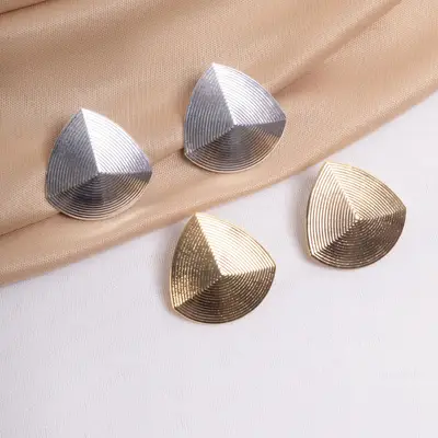 BRINCO EGITO PIRAMIDE TEXTURIZADO BANHO OURO 18K