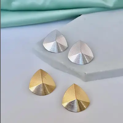BRINCO EGITO PIRAMIDE TEXTURIZADO BANHO OURO 18K