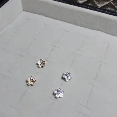 BRINCO FLOR CINCO ZIRCONIA BORDA QUADRADA BANHO: OURO 18K/PRATA 999