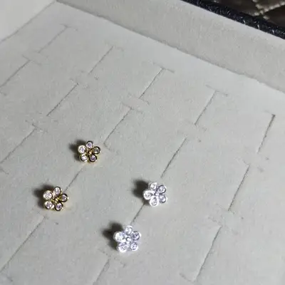 BRINCO FLOR CINCO ZIRCONIA BORDA QUADRADA BANHO: OURO 18K/PRATA 999