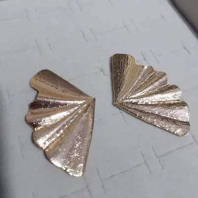 BRINCO LEQUE G BANHO OURO 18K