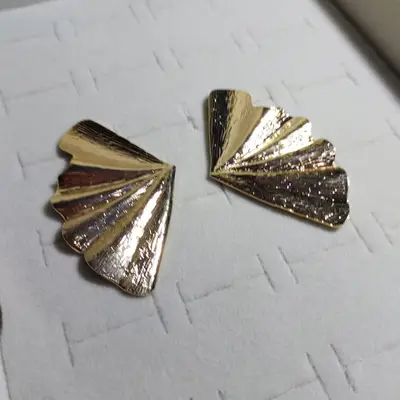 BRINCO LEQUE G BANHO OURO 18K