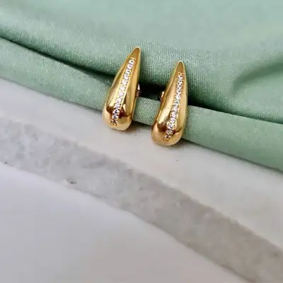 BRINCO MINIMALISTA EAR HOOK FILETE ZIRCONIA CENTRAL BANHO: OURO 18K/PRATA 999