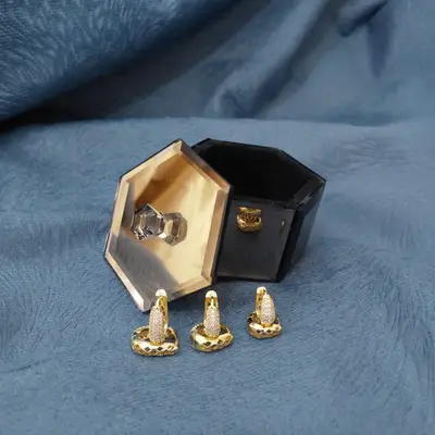BRINCO OVAL TRABALHADO CRAVEJADO BANHADO OURO 18K