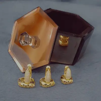 BRINCO OVAL TRABALHADO CRAVEJADO BANHADO OURO 18K