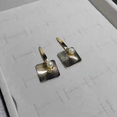 BRINCO QUADRADO DETALHADO PEROLA BANHADO OURO 18K