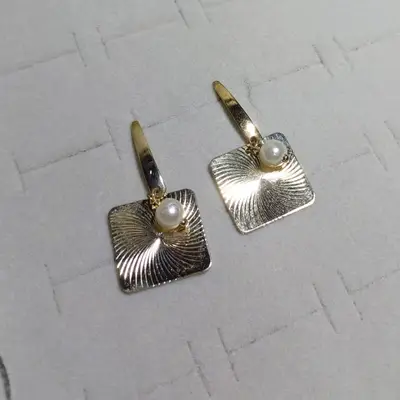 BRINCO QUADRADO DETALHADO PEROLA BANHADO OURO 18K