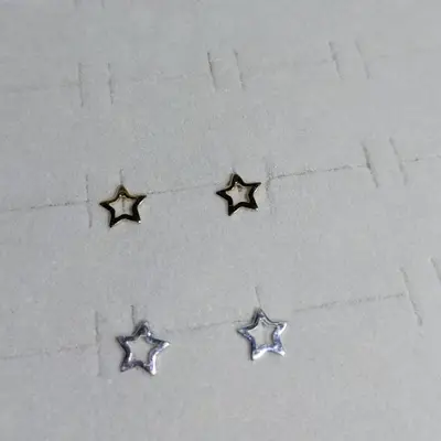 BRINCO SEG. FURO ESTRELA BANHO: 18K/PRATA 999