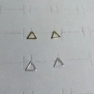 BRINCO SEG. FURO TRIANGULO BANHO: 18K/PRATA 999