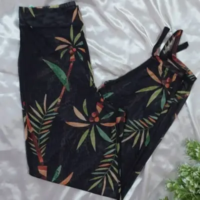 CALÇA SAÍDA DE PRAIA ESTAMPADA COM TRANSPARÊNCIA